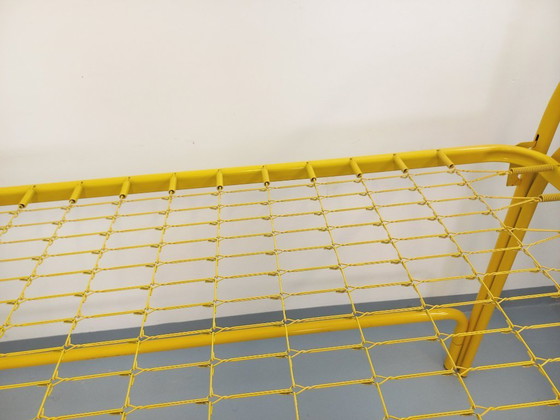 Image 1 of Twee vintage Italiaanse Maretto Marflex stapelbedden van geel metaal uit de jaren 80.