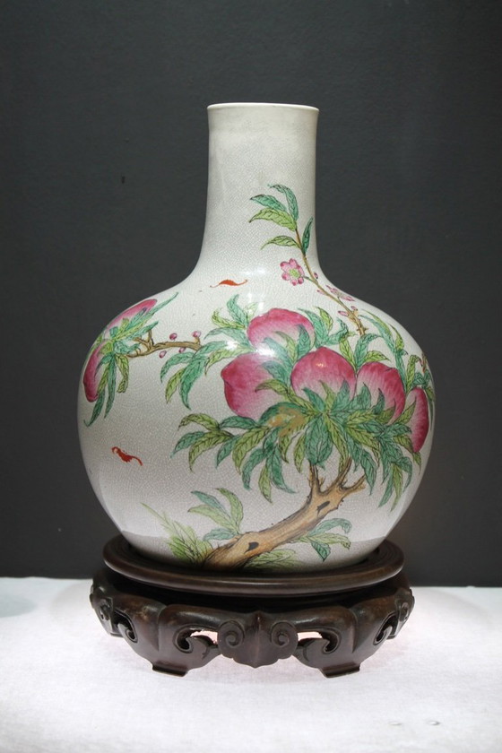 Image 1 of Vase bouteille en céramique chinoise à 9 pêches