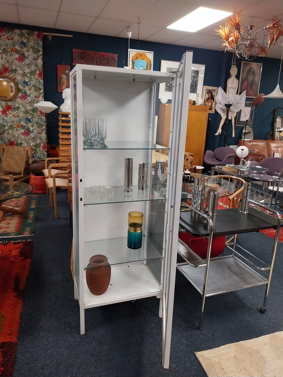 Image 1 of 1 mobiletto da farmacia in metallo bianco, anni '50, prodotto in Polonia