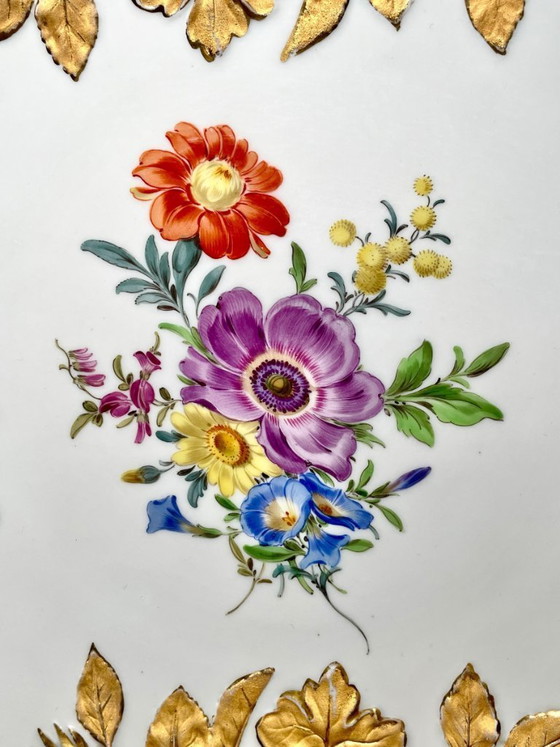 Image 1 of Vintage Meissen porseleinen bord met bloemmotief en verguldsel - Duits Leuteritz E.A. porseleinen tafelstuk in rococostijl