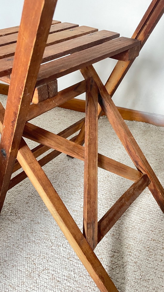 Image 1 of Antieke opklapbare houten stoel, een praktische en geometrische zitplaats. We zijn helemaal gecharmeerd van deze antieke stoel.