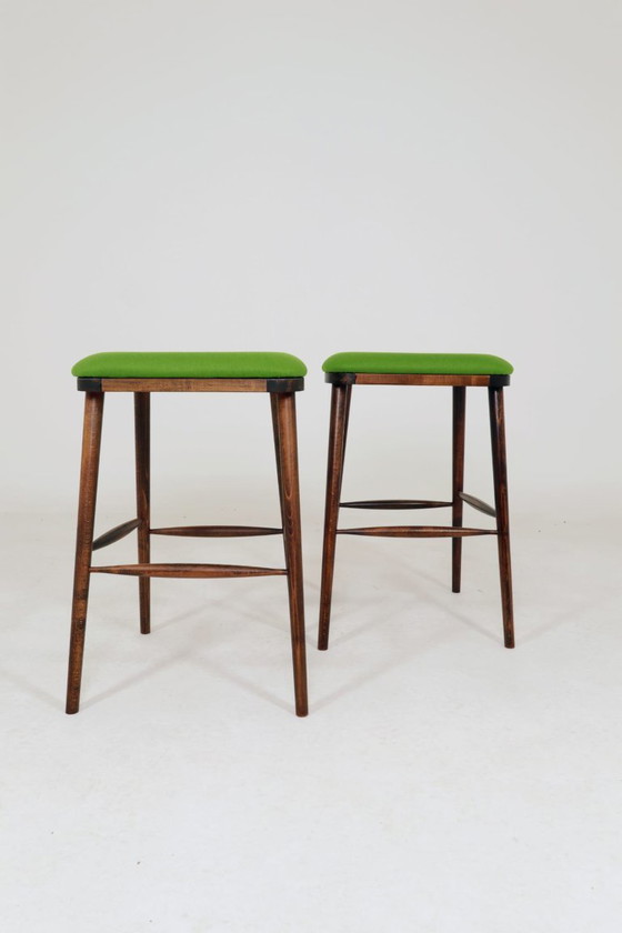 Image 1 of Set van twee beukenhouten krukjes uit het midden van de 20e eeuw | Groene wollen bekleding | Scandinavische stijl