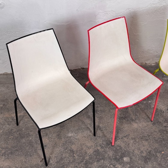 Image 1 of Juego de 4 sillas italianas Pedrali 3D a color.