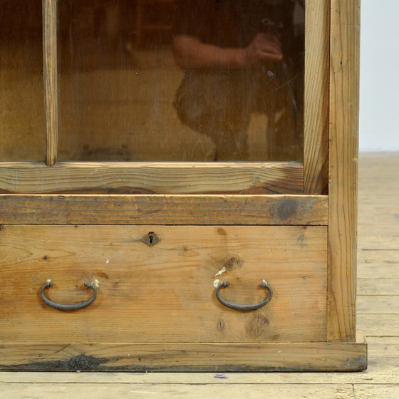 Japanese display cabinet, circa 1950 – Glass, Metal (photo 9 of 16)