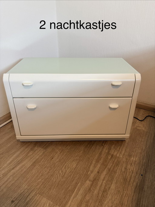 De magnifiques tables de chevet en parfait état, datant des années 1970-1980.