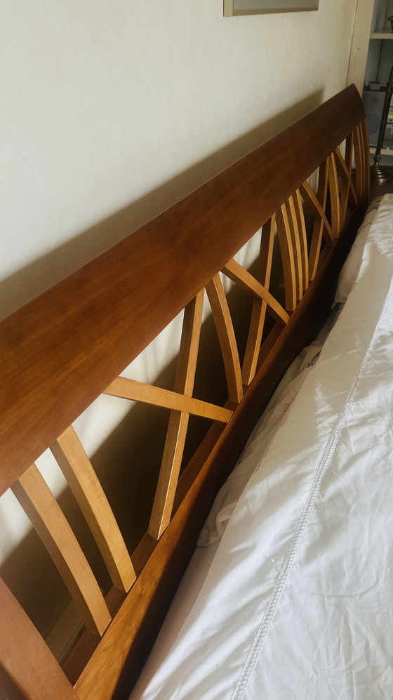 Image 1 of Lit double en bois de cerisier avec tables de chevet