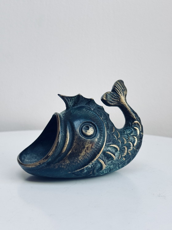 Image 1 of Posacenere vintage a forma di pesce Walter Bosse – Raccoglitore in ottone patinato – Decorazione in verderame di metà secolo