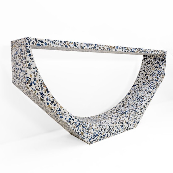 Image 1 of Mesa consola "Arcata" de diseño italiano en mármol terrazo blanco de Domus Studio