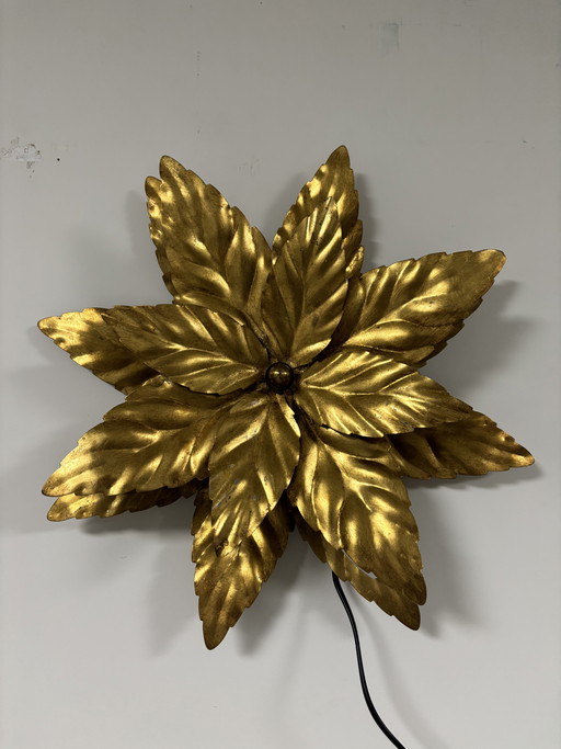 Lampada da parete a forma di fiore fiorentino dorata, W. Müller Monaco (anni '60)