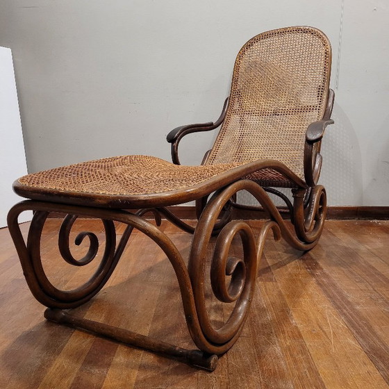 Image 1 of Reclining chaise longue armchair, bent beech wood, signed Thonet, Art Nouveau, 1879 - Austria