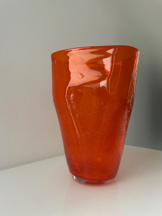 Image 1 of Jarrón soplado a mano en vidrio naranja intenso.