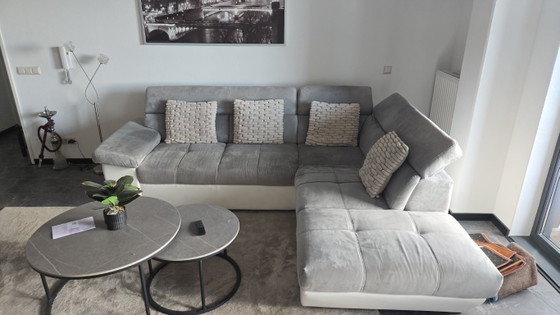 Image 1 of Sofá esquinero moderno blanco/gris con aspecto de piel y tela.