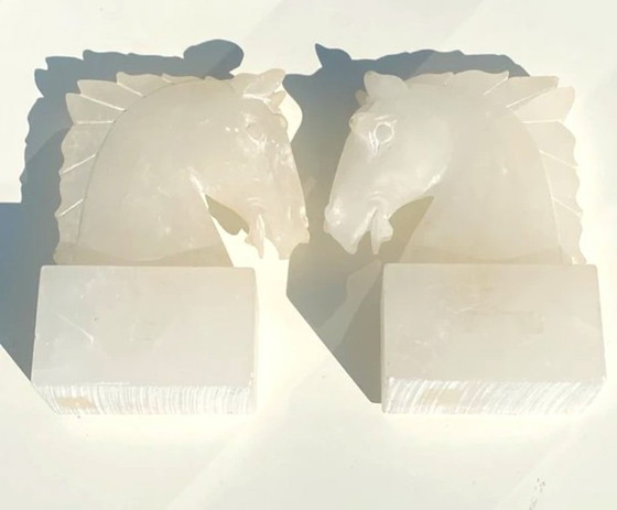 Image 1 of Witte onyx - Vintage boekensteunen met paardenhoofd
