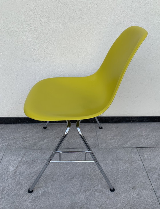 Image 1 of Chaise Vitra - Chaise d'appoint Eames en plastique RE DSS-N - Empilable (20 Disponible)