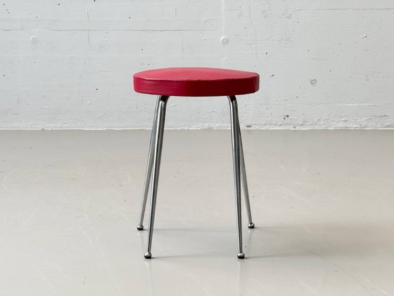 Image 1 of Tabouret vintage avec revêtement rouge et structure chromée, années 1960