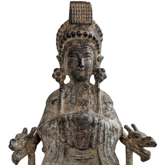 Guanyin aus vergoldeter Bronze auf Drachenthron, 18./19. Jh. – Bildhauerei (photo 9 of 10)
