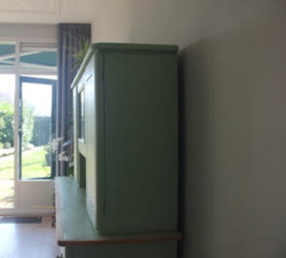 Image 1 of Gran aparador/vitrina de madera - Verde salvia