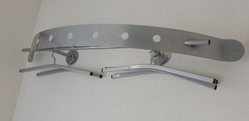 Appendiabiti in metallo di design, come nuovo, con grucce abbinate.