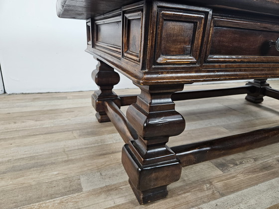 Image 1 of Table basse en noyer américain avec tiroirs