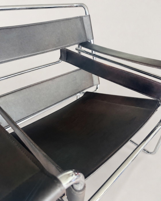 Image 1 of Deux fauteuils Wassily vintage, Marcel Breuer pour Fasem. Cuir marron et noir.
