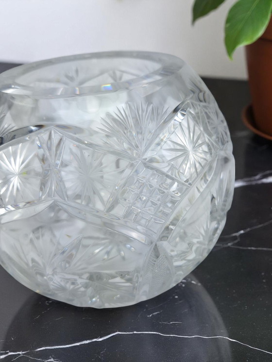Image 1 of Vase boule en cristal au plomb, coupe "Schleuderstern", taillé à la main