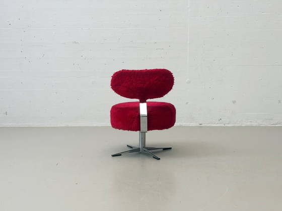 Image 1 of Postmoderne loungestoel met rode teddybeerhoes, jaren 70