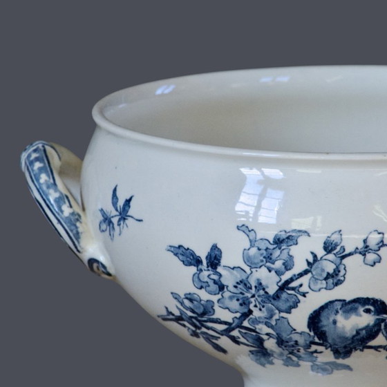 Image 1 of Grote 19e-eeuwse Franse saladeschaal, gesigneerd Sarreguemines, "Favorite" vogelcollectie