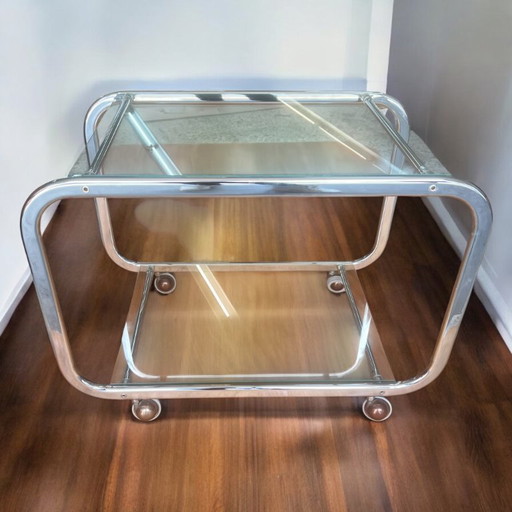 Space Age Servierwagen/Trolley oder Beistelltisch aus Chrom und Glas. 70er Jahre Barwagen mit schön geschwungenem Chromgestell.