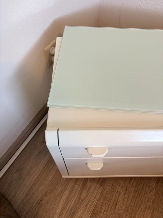 Image 1 of De magnifiques tables de chevet en parfait état, datant des années 1970-1980.