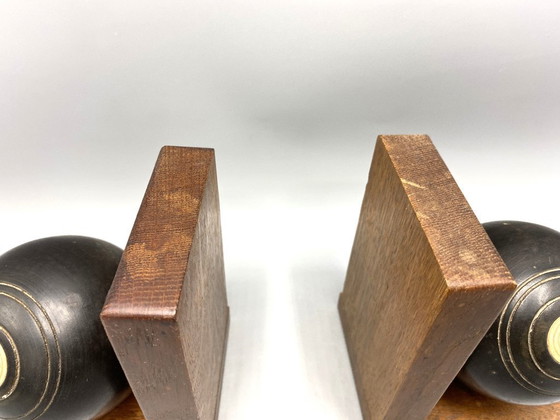 Image 1 of Vintage Lawn Bowl Boekensteunen – Houten Bookends met Zwarte Bowls – Sport Deco – Stoere Man Cave Decor – Uniek Cadeau