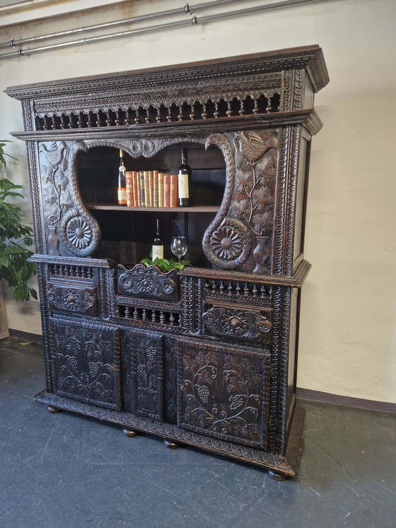 Image 1 of Ancienne armoire buffet gothique sculpture