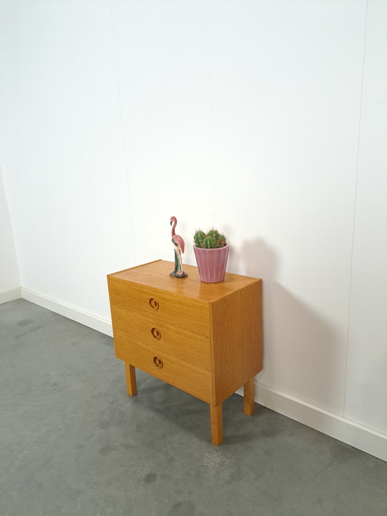 Image 1 of Commode en placage avec poignées rondes de Suède