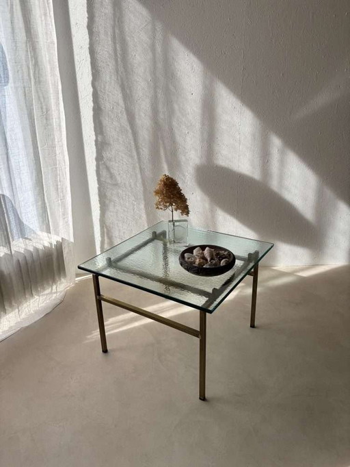 Table basse suédoise en laiton avec plateau en verre marbré, années 1960