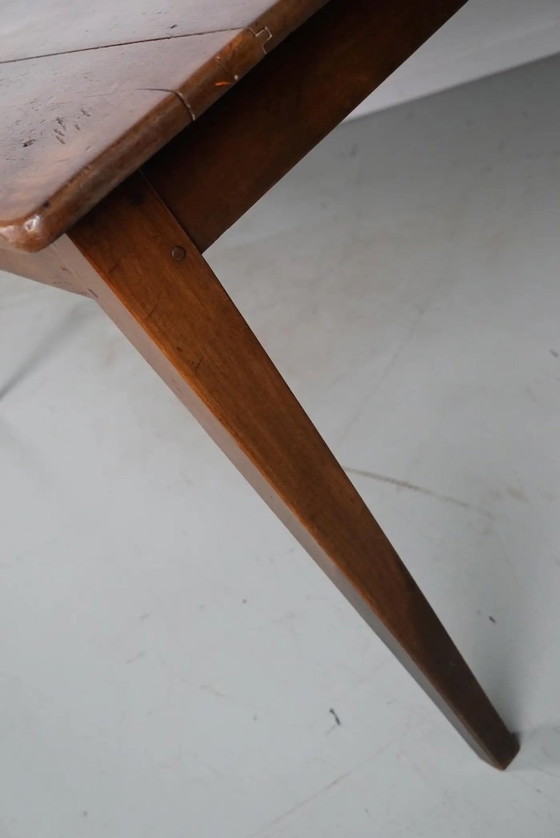 Image 1 of Deze Franse consoletafel werd ontworpen en vervaardigd rond het einde van de 19e eeuw uit marmer en gietijzer. De tafel verkeert