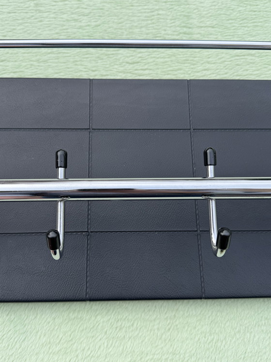 Image 1 of Seltene, ikonische Wandgarderobe aus den Sechzigerjahren | Verchromtes Rohrgestell | Sammlerwert & Museumszustand