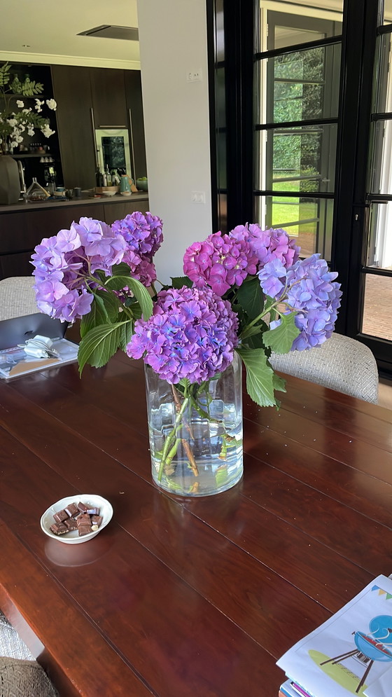 Image 1 of Table de salle à manger ou de réunion en bois, élégante et classique.