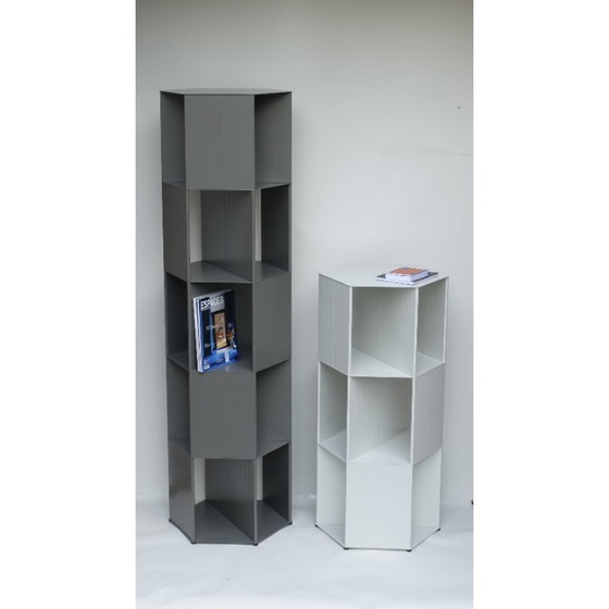 Image 1 of Hexagon di Nendo - libreria indipendente di design / piedistallo / divisorio, 107 cm grigio-bianco