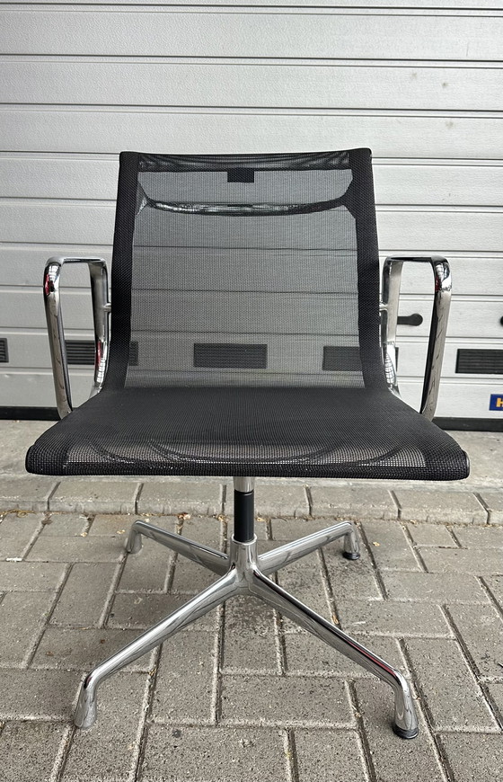 Image 1 of Vitra EA 108 design stoel 
