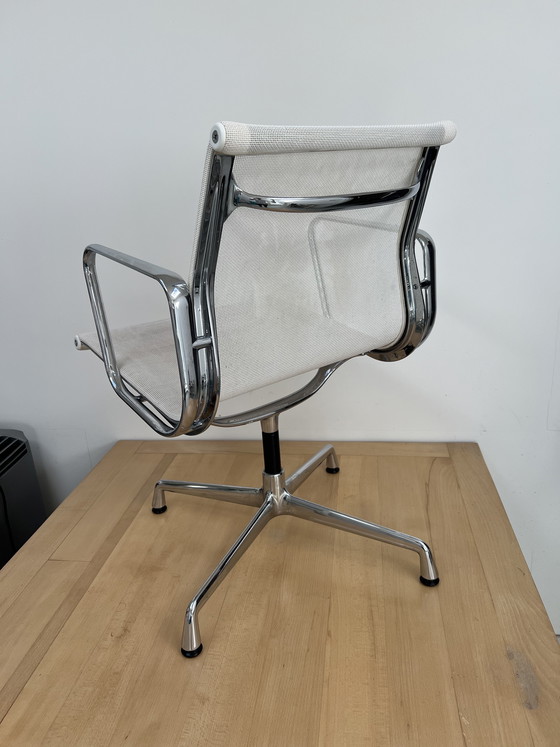 Image 1 of Vitra Eames stoel wit