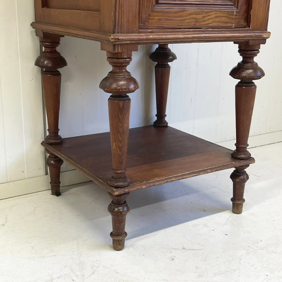 Image 1 of Table de chevet ancienne française chinée, meuble d'entrée en chêne avec plateau en marbre