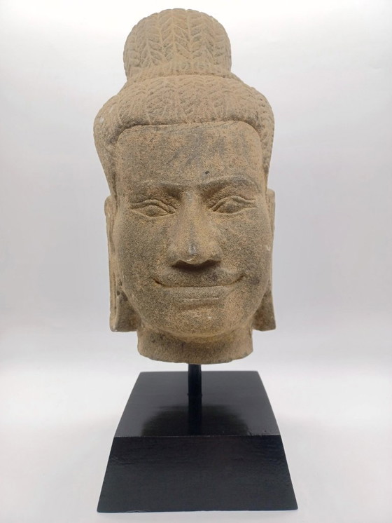 Image 1 of Scultura di una testa della dea chiamata Uma in pietra di Angkor, arte Khmer