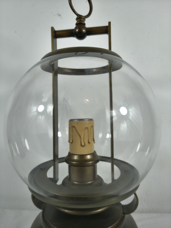 Image 1 of Lampe de table lanterne vintage en laiton avec globe en verre et porte-bougie