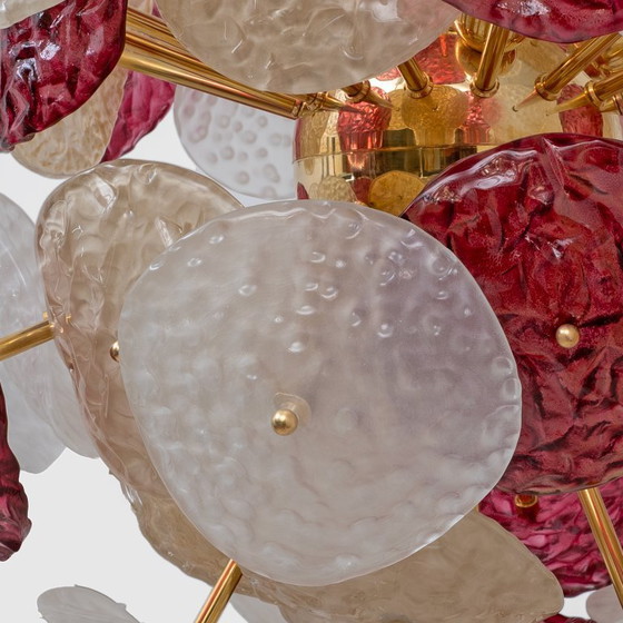 Image 1 of Lampadario Sputnik in vetro di Murano, rosso ciliegia, bianco e champagne, struttura in ottone.
