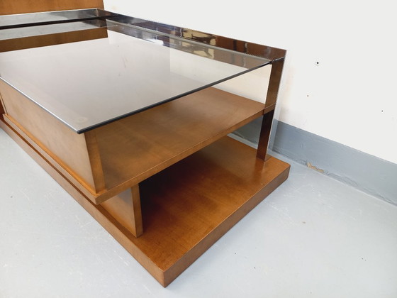 Image 1 of Vintage modernistische rechthoekige salontafel met houten nissen, chroom en rookglas uit de jaren 70.