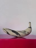 Plátano de cerámica hecho a mano por la artista/ceramista sueca Malwina Kleparska.