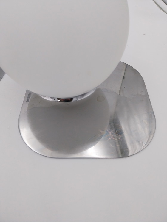 Image 1 of 1 set di 2 lampade da tavolo Philips con sfera opalina e cromo anni '90