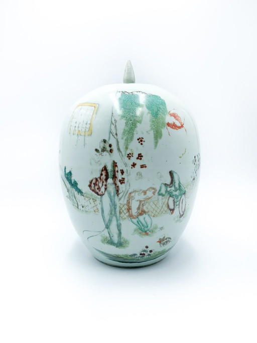 Vase en porcelaine chinoise peint à la main du début du XXe siècle
