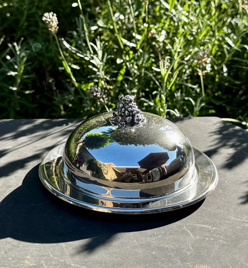 Burriera vintage placcata in argento con cloche / piatto da portata con pomello a grappolo d'uva