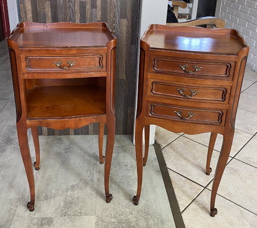 Zwei Nachttische im Stil Louis XV mit Schubladen und einer Nische