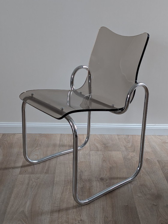 Image 1 of Chaise cantilever vintage moderne du milieu du siècle en chrome et acrylique fumé
